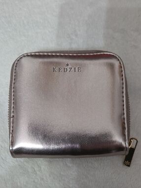 Kedzie Metallic Zip Wallet Nwot